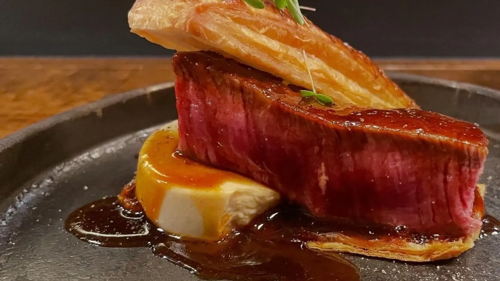 小鳥と苺 Bistro のメインの肉料理