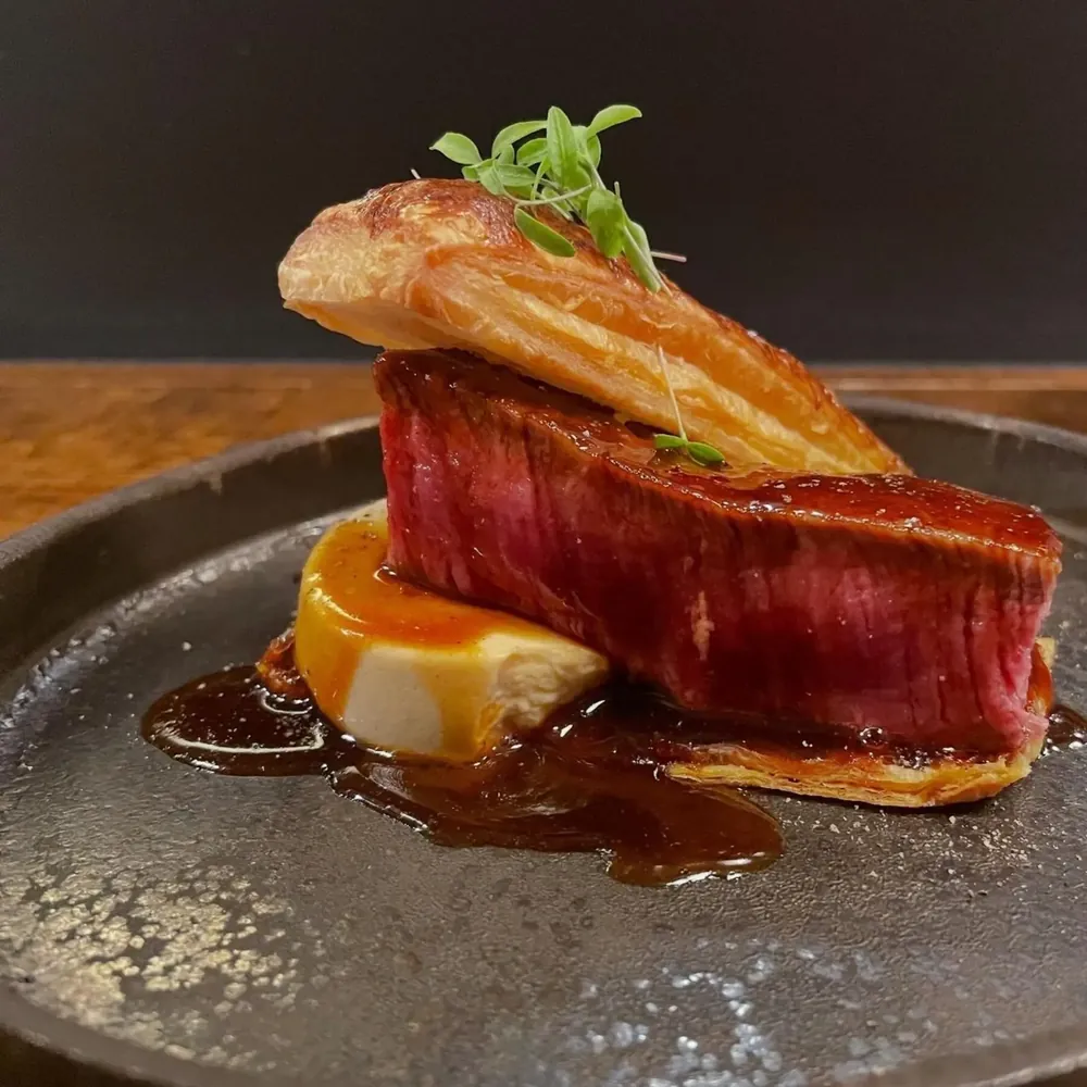 小鳥と苺 Bistro のメインの肉料理